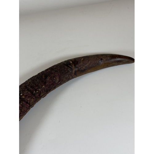 481 - AN ORIENTAL CAVRED RESIN HORN, LENGTH APPROX 42CM