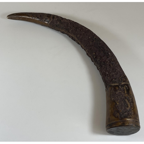 481 - AN ORIENTAL CAVRED RESIN HORN, LENGTH APPROX 42CM