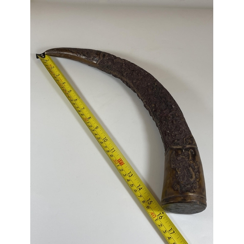 481 - AN ORIENTAL CAVRED RESIN HORN, LENGTH APPROX 42CM