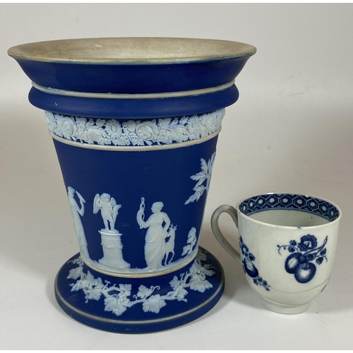 102 - TWO ITEMS - A 19TH CENTURY WEDGWOOD JASPERWARE DIP VASE AND 18TH CENTURY WORCESTER BLUE AND WHITE CU... 