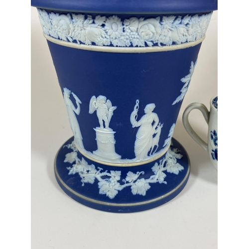 102 - TWO ITEMS - A 19TH CENTURY WEDGWOOD JASPERWARE DIP VASE AND 18TH CENTURY WORCESTER BLUE AND WHITE CU... 