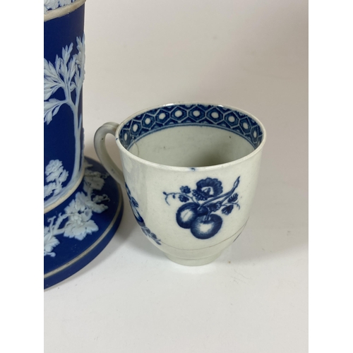 102 - TWO ITEMS - A 19TH CENTURY WEDGWOOD JASPERWARE DIP VASE AND 18TH CENTURY WORCESTER BLUE AND WHITE CU... 