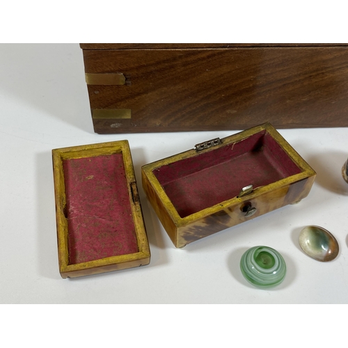 106 - A MIXED LOT TO INCLUDE CARVED WOODEN BOX, TORTOISESHELL EFFECT BOX (A/F), HALLMARKED SILVER SMOKY QU... 