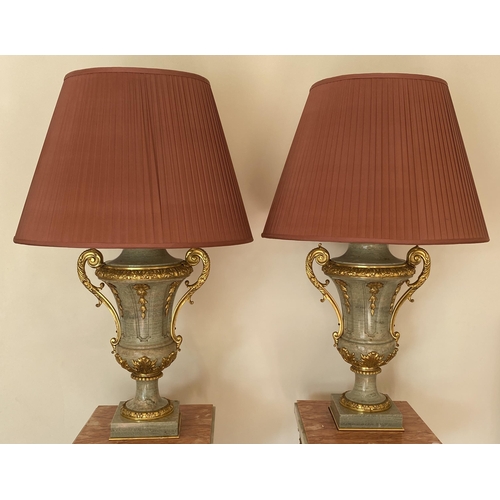 2 - AN IMPRESSIVE PAIR OF ITALIAN MARBLE AND BRONZE ORMELU TWIN HANDLED TABLE LAMPS, HEIGHT 47CM EXCLUDI... 