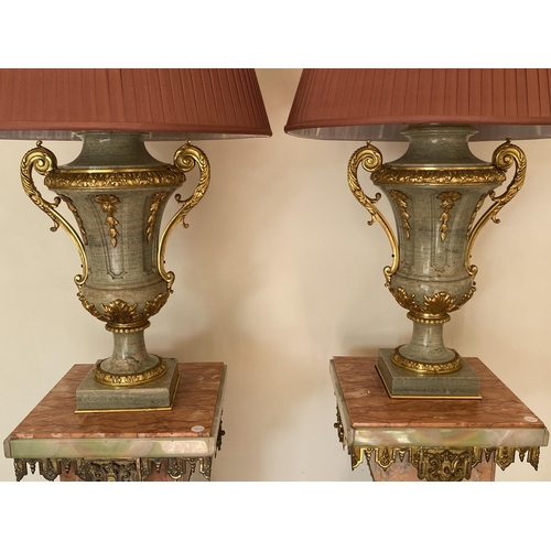 2 - AN IMPRESSIVE PAIR OF ITALIAN MARBLE AND BRONZE ORMELU TWIN HANDLED TABLE LAMPS, HEIGHT 47CM EXCLUDI... 