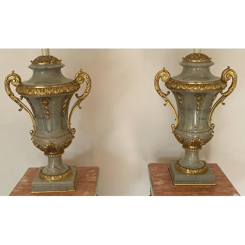 2 - AN IMPRESSIVE PAIR OF ITALIAN MARBLE AND BRONZE ORMELU TWIN HANDLED TABLE LAMPS, HEIGHT 47CM EXCLUDI... 