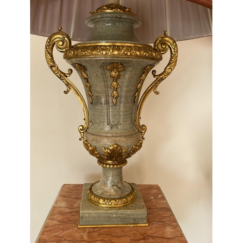 2 - AN IMPRESSIVE PAIR OF ITALIAN MARBLE AND BRONZE ORMELU TWIN HANDLED TABLE LAMPS, HEIGHT 47CM EXCLUDI... 