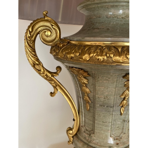 2 - AN IMPRESSIVE PAIR OF ITALIAN MARBLE AND BRONZE ORMELU TWIN HANDLED TABLE LAMPS, HEIGHT 47CM EXCLUDI... 