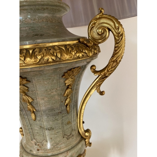 2 - AN IMPRESSIVE PAIR OF ITALIAN MARBLE AND BRONZE ORMELU TWIN HANDLED TABLE LAMPS, HEIGHT 47CM EXCLUDI... 