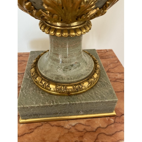 2 - AN IMPRESSIVE PAIR OF ITALIAN MARBLE AND BRONZE ORMELU TWIN HANDLED TABLE LAMPS, HEIGHT 47CM EXCLUDI... 