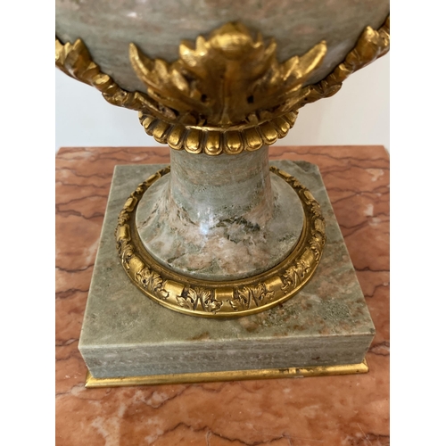 2 - AN IMPRESSIVE PAIR OF ITALIAN MARBLE AND BRONZE ORMELU TWIN HANDLED TABLE LAMPS, HEIGHT 47CM EXCLUDI... 