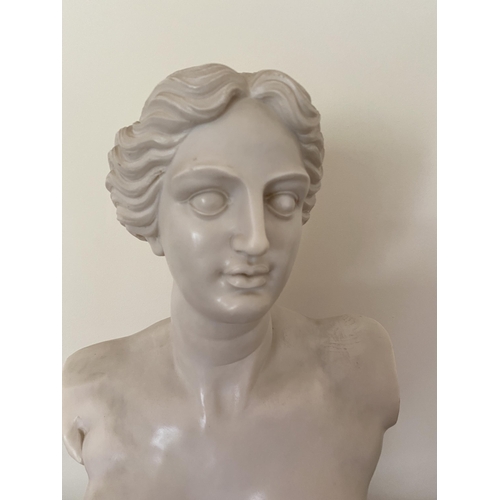 4 - AN ITALIAN MARBLE EFFECT RESIN NUDE FEMALE BUST OF VENERE DE MILO, HEIGHT 50CM