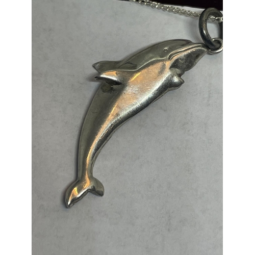 527 - A SILVER NECKLACE WITH DOLPHIN PENDANT IN A PRESENTATION BOX