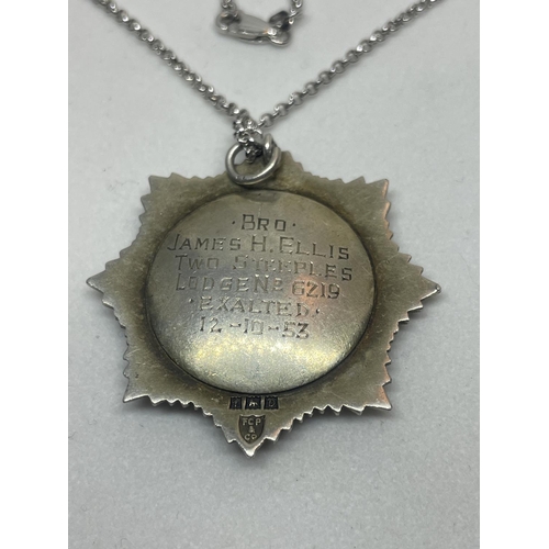 534 - A SILVER NECKLACE WITH A HALLMARKED BIRMINGHAM SILVER MASONIC MEDAL IN A PRESENTATION BOX