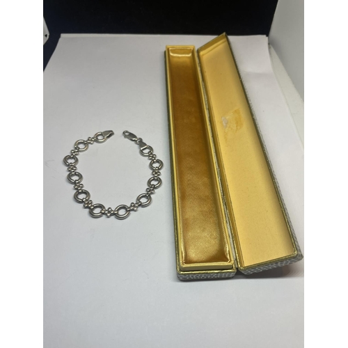 537 - A SILVER BRACELET IN A PRESENTATION BOX