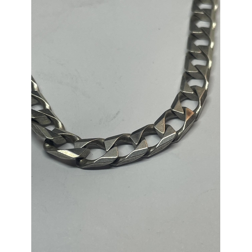 539 - A HEAVY SILVER FLATLINK NECKLACE LENGTH 22