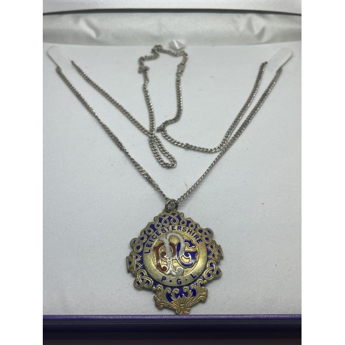 547 - A SILVER NECKLACE WITH A HALLMARKED BIRMINGHAM SILVER GILT MASONIC MEDAL IN A PRESENTATION BOX