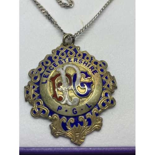 547 - A SILVER NECKLACE WITH A HALLMARKED BIRMINGHAM SILVER GILT MASONIC MEDAL IN A PRESENTATION BOX