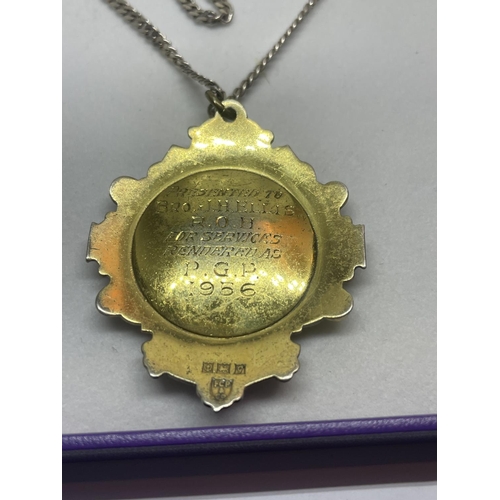 547 - A SILVER NECKLACE WITH A HALLMARKED BIRMINGHAM SILVER GILT MASONIC MEDAL IN A PRESENTATION BOX