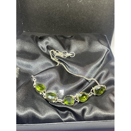 550 - A SILVER NECKLACE WITH FIVE LARGE TEARDROP SHAPED GREEN STONES IN A PRESENTATION BOX