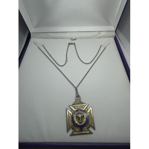 552 - A SILVER NECKLACE WITH A HALLMARKED SILVER MASONIC MEDAL IN A PRESENTATION BOX