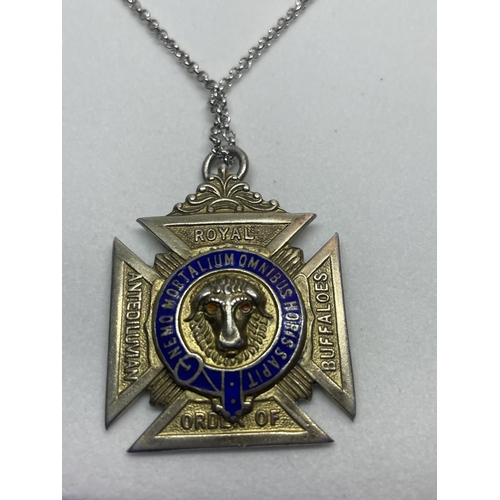 552 - A SILVER NECKLACE WITH A HALLMARKED SILVER MASONIC MEDAL IN A PRESENTATION BOX