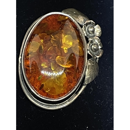 564 - AN ART NOVEAU STYLE SILVER AND AMBER BROOCH IN A PRESENTATION BOX