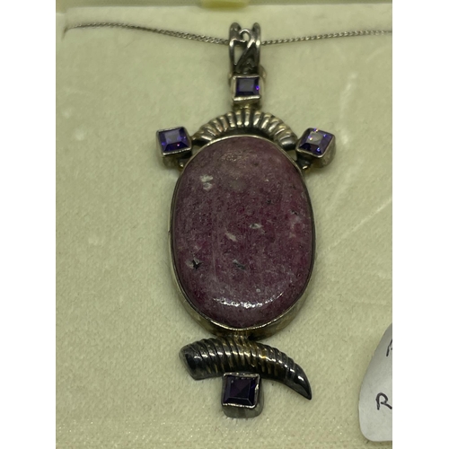 565 - A SILVER NECKLACE WITH AMETHYST AND RHODONITE PENDANT IN A PRESENTATION BOX