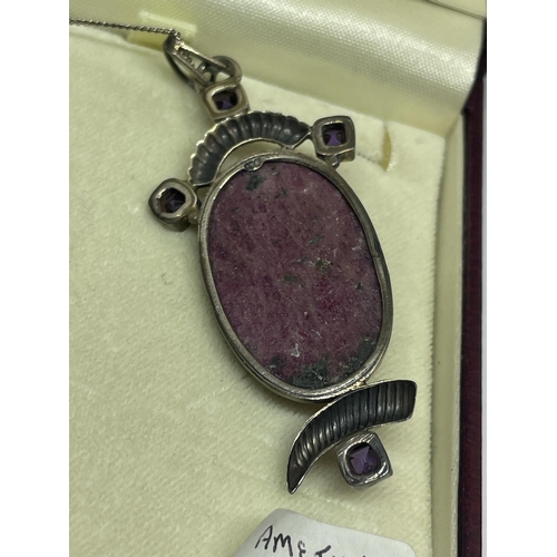 565 - A SILVER NECKLACE WITH AMETHYST AND RHODONITE PENDANT IN A PRESENTATION BOX