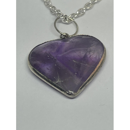 568 - A SILVER NECKLACE WITH A PURPLE STONE HEART SHAPED PENDANT IN A PRESENTATION BOX