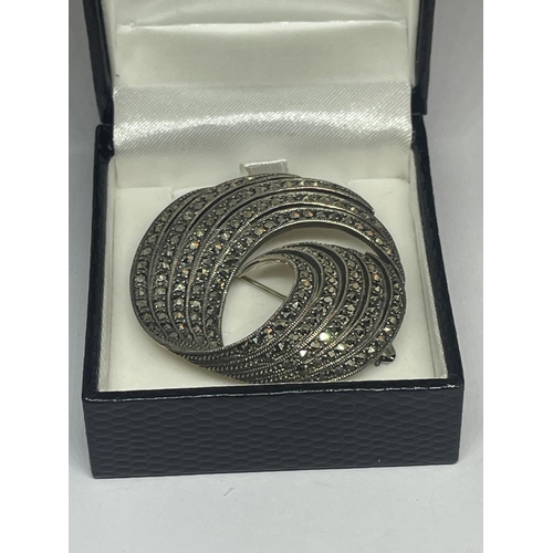 573 - A LARGE SILVER BROOCH WITH CLEARSTONES IN A PRESENTATION BOX