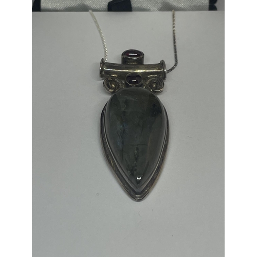 578 - A SILVER NECKLACE WITH LARGE GREEN AND RED STONE PENDANT IN A PRESENTATION BOX