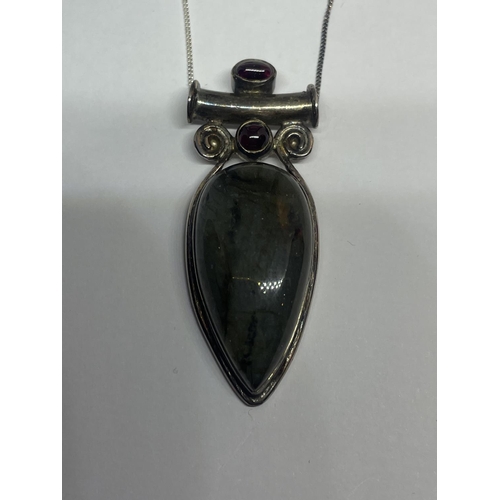 578 - A SILVER NECKLACE WITH LARGE GREEN AND RED STONE PENDANT IN A PRESENTATION BOX