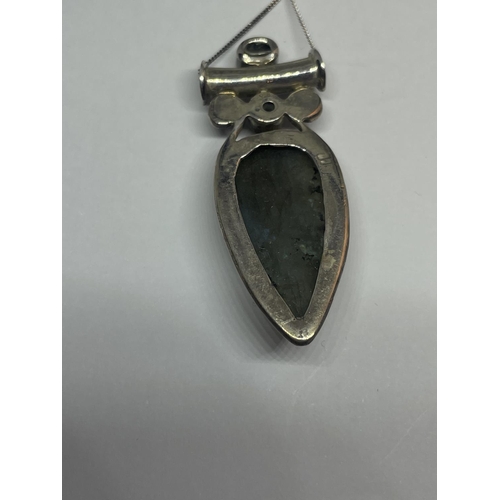 578 - A SILVER NECKLACE WITH LARGE GREEN AND RED STONE PENDANT IN A PRESENTATION BOX