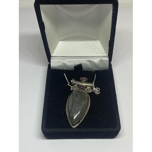 578 - A SILVER NECKLACE WITH LARGE GREEN AND RED STONE PENDANT IN A PRESENTATION BOX