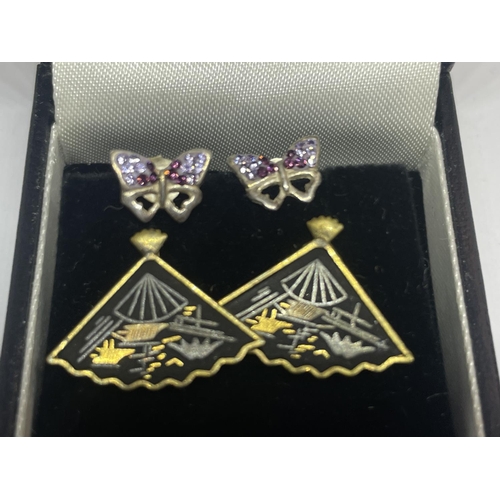 579 - TWO PAIRS OF SILVER EARRINGS TO INCLUDE A PAIR OF FANS AND A PAIR OF BUTTERFLIES