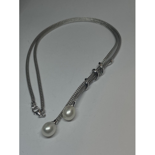 580 - AN ABSTRACT STYLE SILVER NECKLACE WITH PEARLS IN A PRESENTATION BOX