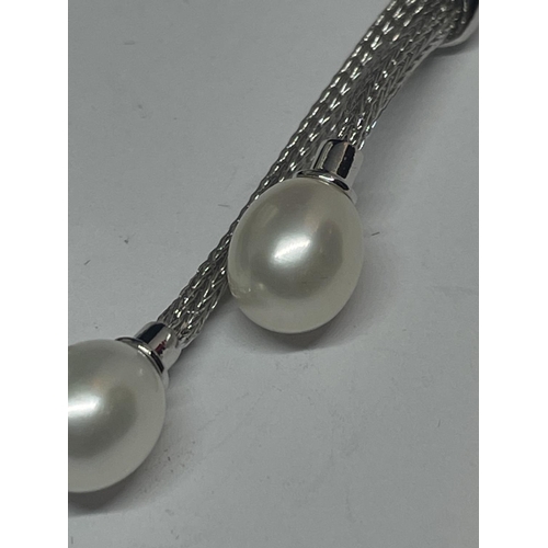 580 - AN ABSTRACT STYLE SILVER NECKLACE WITH PEARLS IN A PRESENTATION BOX