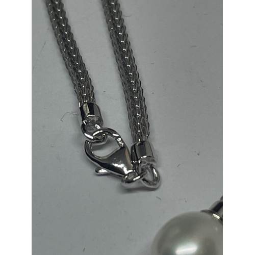 580 - AN ABSTRACT STYLE SILVER NECKLACE WITH PEARLS IN A PRESENTATION BOX