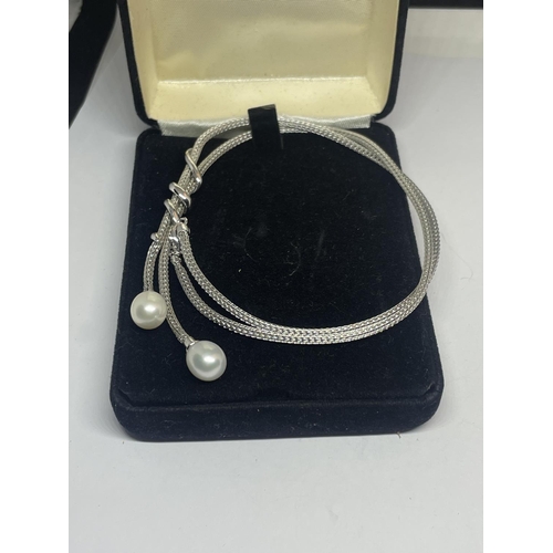 580 - AN ABSTRACT STYLE SILVER NECKLACE WITH PEARLS IN A PRESENTATION BOX