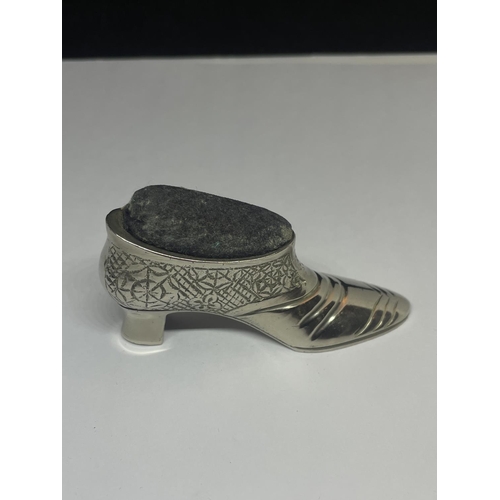 589 - A WHITE METAL SHOE DESIGN PIN CUSHION