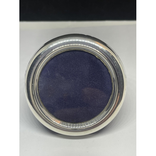 590 - A MARKED STERLING SILVER MINIATURE CIRCULAR PHOTOGRAPH FRAME