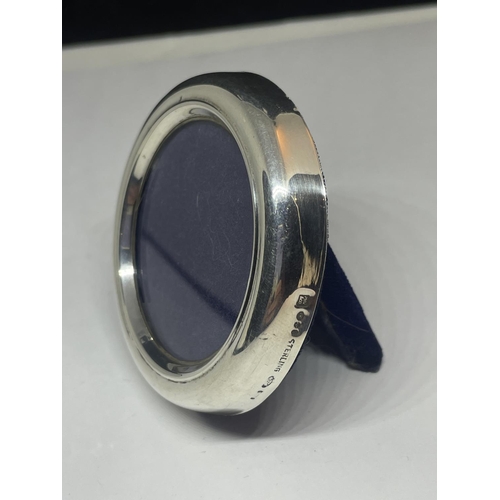 590 - A MARKED STERLING SILVER MINIATURE CIRCULAR PHOTOGRAPH FRAME