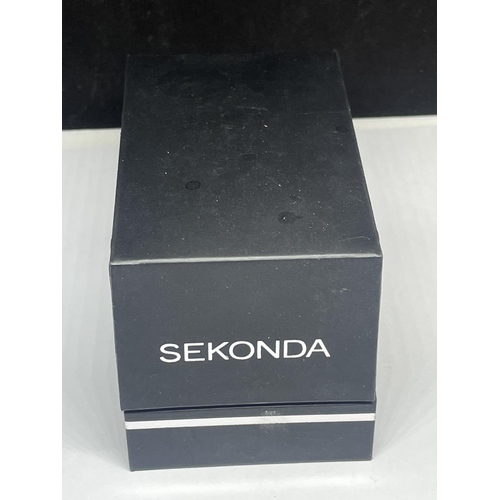 597 - A VINTAGE SEKONDA 17 JEWELS WRIST WATCH IN A PRESENTATION BOX SEEN WORKING BUT NO WARRANTY