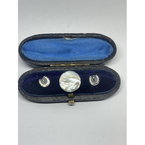 605 - A VINTAGE BOXED SET OF THREE COLLAR STUDS - TWO HORSESHOES AND ONE MOTHER OF PEARL