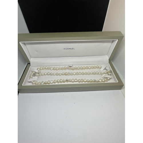 607 - A PEARL NECKLACE AND BRACELET SET WITH SILVER CLASPS IN A PRESENTATION BOX