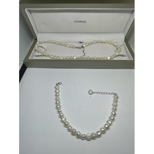 607 - A PEARL NECKLACE AND BRACELET SET WITH SILVER CLASPS IN A PRESENTATION BOX