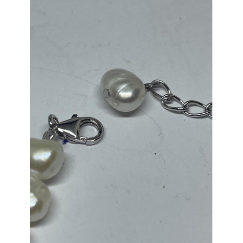 607 - A PEARL NECKLACE AND BRACELET SET WITH SILVER CLASPS IN A PRESENTATION BOX