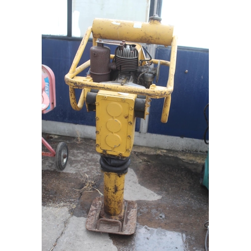 36 - ROBIN EC10 TRENCH WACKER PLATE  NO VAT