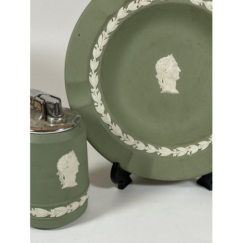 109 - A GROUP OF THREE WEDGWOOD GREEN JASPERWARE ITEMS, OLYMPUS TOBACCO JAR, JULIUS CAESAR TABLE LIGHTER A... 